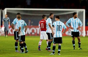 Mascherano-Messi-Higuain-bajon-levantar_OLEIMA20150613_0215_14