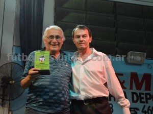 Alberto distinguido por Fútbol de Santa Fe en la pasada entrega de premios liguista. 
