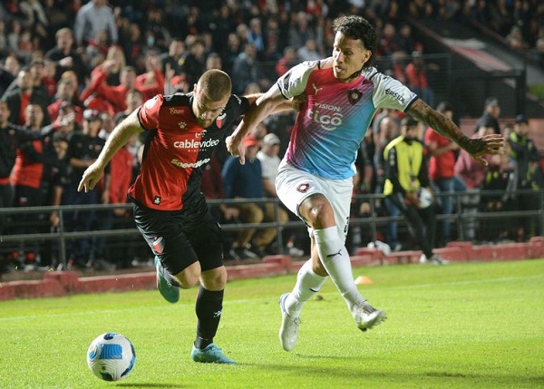 Con goles de Farías y Bernardi, Colón le ganó a Cerro un partido clave