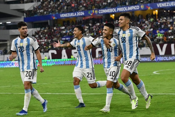 En un final con polémica, Argentina igualó 2-2 con Venezuela en el inicio de la fase final del Preolímpico Sub 23