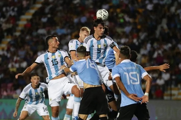En un partidazo, Argentina igualó ante Uruguay y finalizó como líder del Grupo B