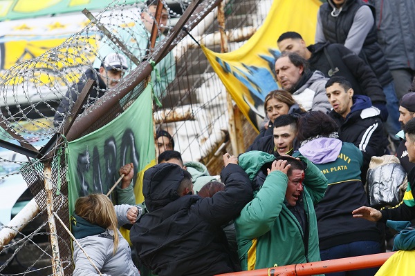 Violencia en la popular de Aldosivi: corridas, cuchillazos y heridos