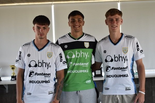 Primer contrato para tres juveniles en la Crema